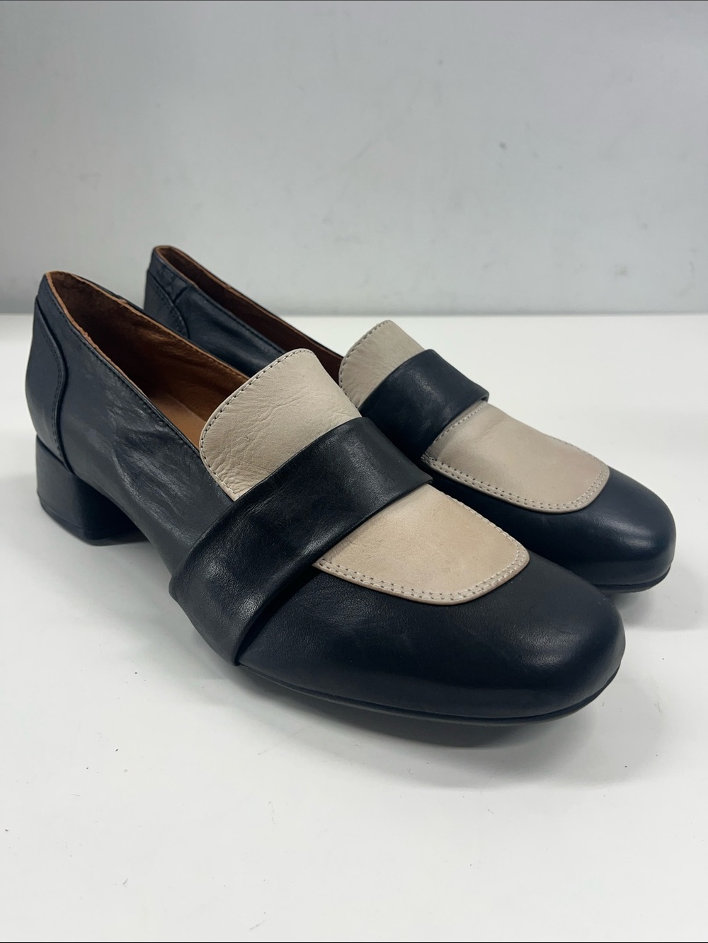 New Miz Mooz Leslee Spectator Loafer Heel Pump in Black/Cream Leather Size 41